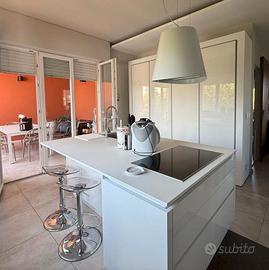 Cucina moderna CVM laccata con top in Lapitec