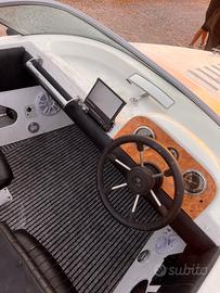 Barca a motore e carrello