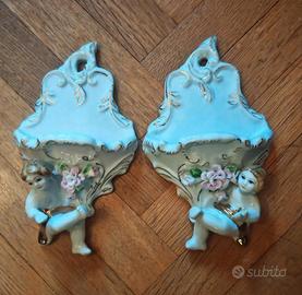 Scoppia di acquasantiere in porcellana 