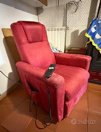 Poltrona reclinabile elettricamente per anziani
