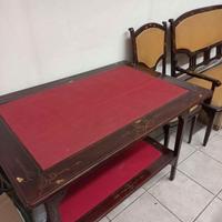 Antiquariato: tavolo, panca e due sedie in legno