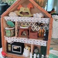 Bacheca casa delle bambole con gattini.