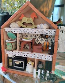 Bacheca casa delle bambole con gattini.