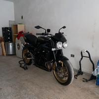 Yamaha suzuki KAWASAKI honda triumph street triple