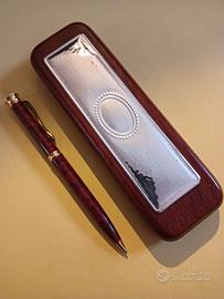 Penna in astuccio di legno con placca argento 