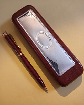 Penna in astuccio di legno con placca argento 