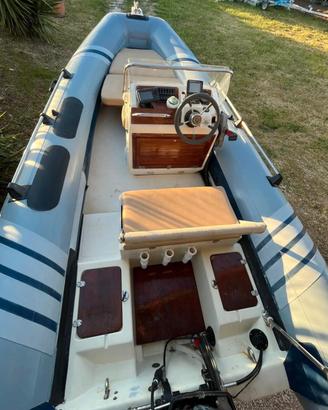 gommone dispone 5,5 metri