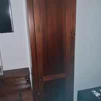 armadio in legno con diversi ripiani