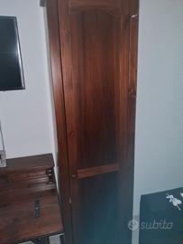 armadio in legno con diversi ripiani