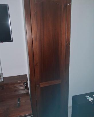 armadio in legno con diversi ripiani