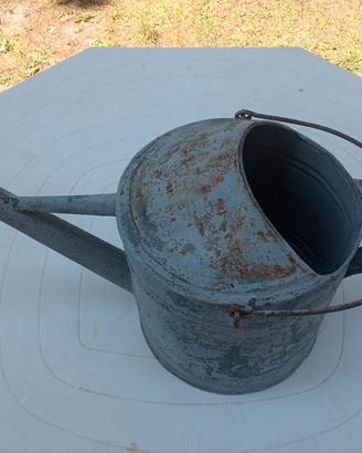Versatoio vintage per annaffiarein metallo zincato