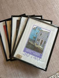 4 cornici nere e 1 blu