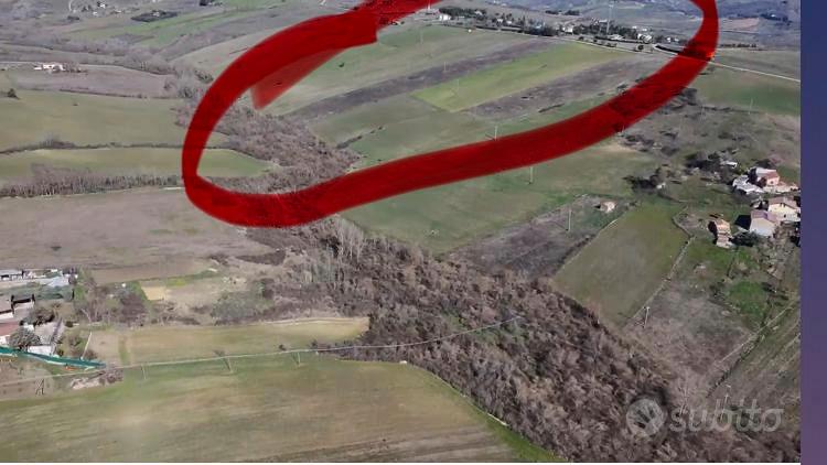 Terreno agricolo soleggiato con torrente di acqua - Vista 2