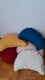 Cuscino a mezzaluna per yoga e meditazione 