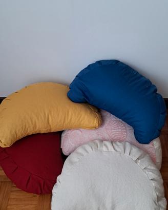 Cuscino a mezzaluna per yoga e meditazione 