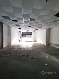 Stabile su due livelli con giardino