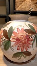 Vaso color crema con decorazioni floreali 