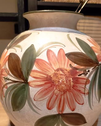 Vaso color crema con decorazioni floreali 
