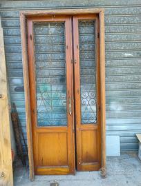 Porta da ingresso, alta 230 m e larga 205 m
