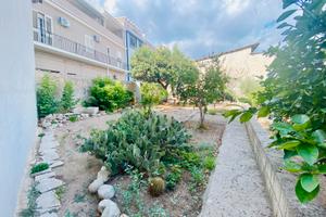 Caseggiato, con giardino (di oltre 300 mq)
