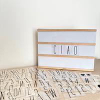 Bacheca luminosa con lettere