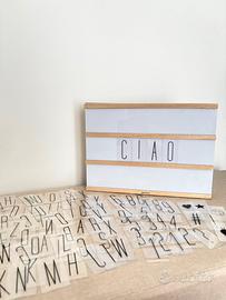 Bacheca luminosa con lettere