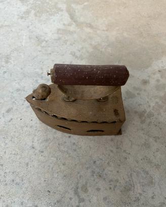 Ferro da stiro antico