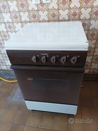 Cucina Indesit 4 fuochi a gas metano con forno