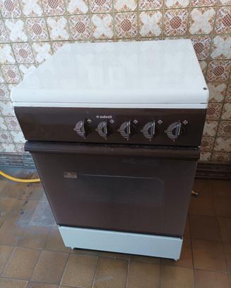 Cucina Indesit 4 fuochi a gas metano con forno