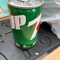 Lattina 7up vuota ma sigillata