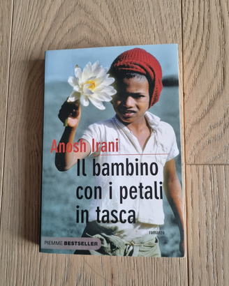 Il bambino con I petali rossi