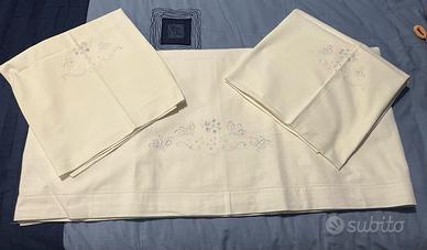 LENZUOLO E FEDERE RICAMATE A MANO