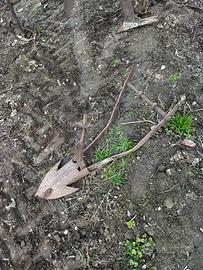 Attrezzo agricolo antico in ferro