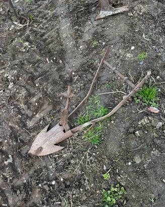 Attrezzo agricolo antico in ferro