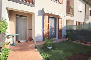 VILLA A SCHIERA A MONTIRONE