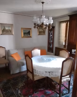 tavolo rotondo e 6 sedie