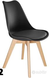 Sedia nera plastica e legno ergonomica con cuscino