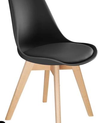 Sedia nera plastica e legno ergonomica con cuscino