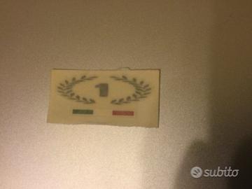 Emblema alloro ducati con bandierina originale