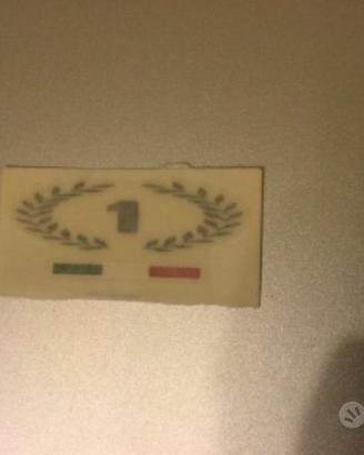 Emblema alloro ducati con bandierina originale