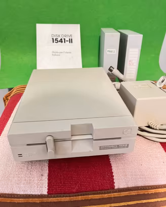 Disk Drive Commodore 1541-II + floppy vari