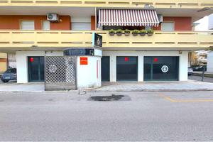LOCALE COMMERCIALE in PRIMA FILA MARE