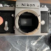 Nikon F pentaprisma con obiettivi