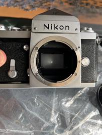 Nikon F pentaprisma con obiettivi