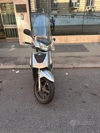 People Kymco 200i anno 2014 26.700 km
