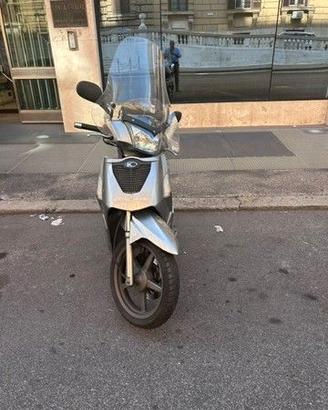 People Kymco 200i anno 2014 26.700 km