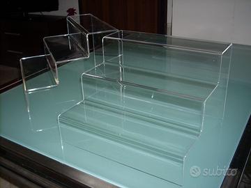 Espositori a gradini in plexiglas