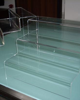 Espositori a gradini in plexiglas