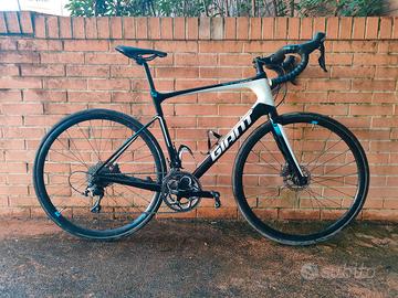 Bici endurance in carbonio Giant Defy Advanced 2