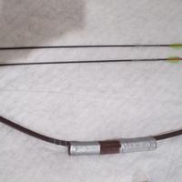 Arco in legno e due frecce.